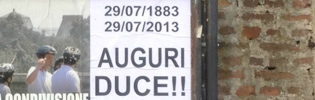 Tradate, la città tappezzata di manifesti per celebrare il compleanno di Mussolini