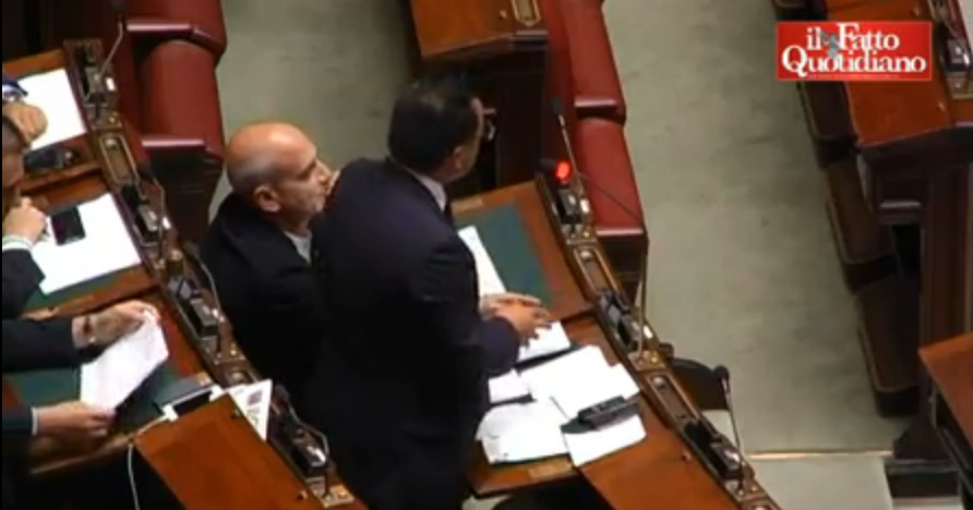 Copertina di Buonanno, show in Aula. E la Boldrini diventa Donna Prassede