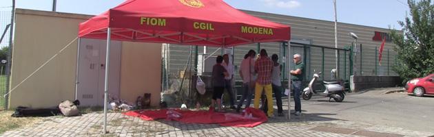 Modena, l’azienda manda i lavoratori in ferie e intanto si trasferisce in Polonia