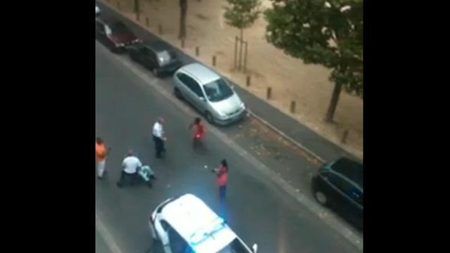 Copertina di Francia, video choc: la polizia colpisce una donna ribellatasi a un controllo