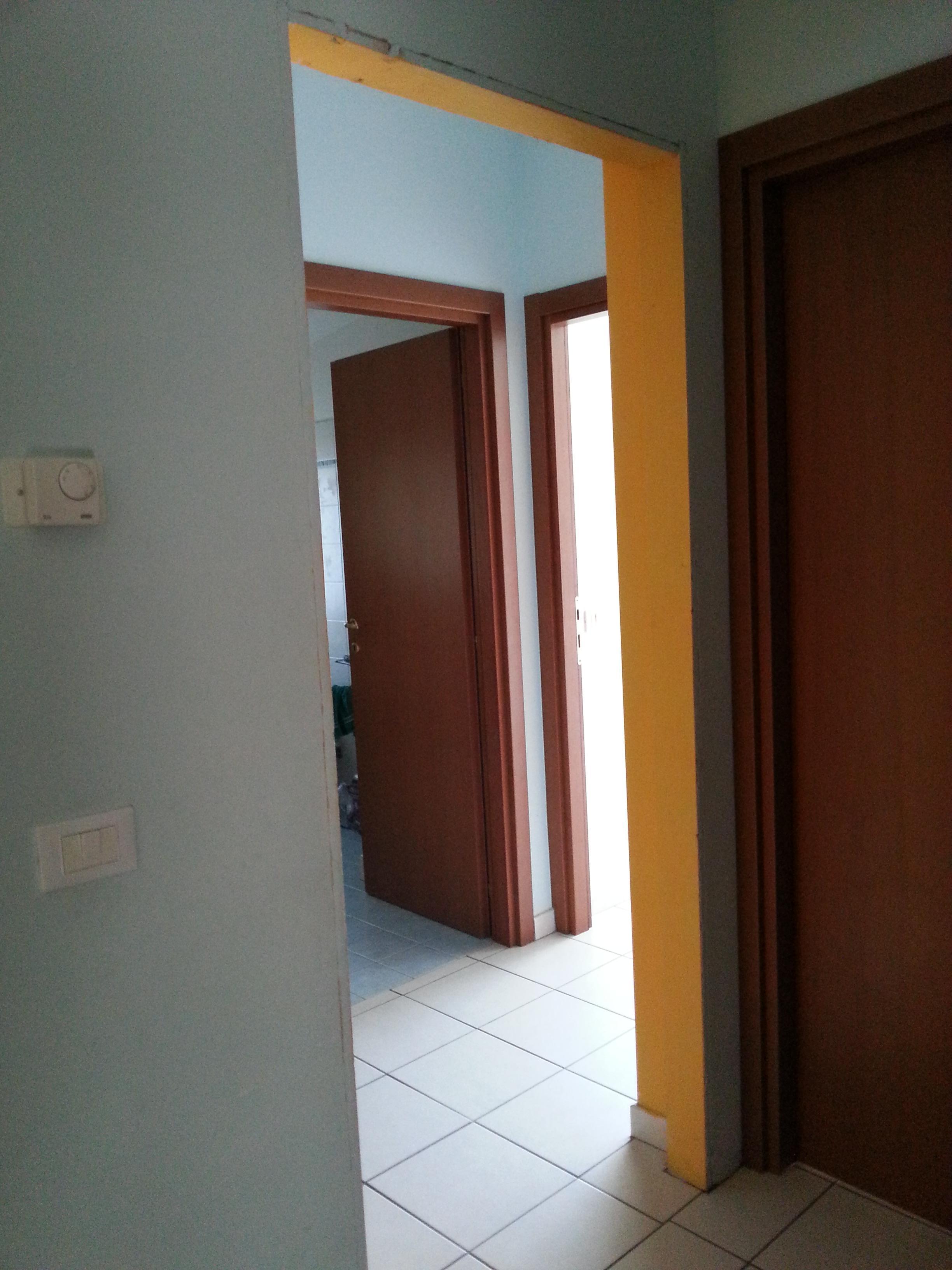 Sentono strani rumori provenire dalle pareti di casa, poi la scoperta choc: c’era un uomo che viveva ...