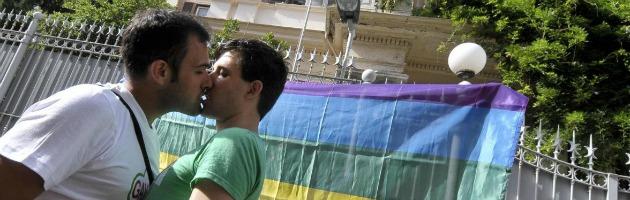 Omofobia, ok alla Camera con voti Pd. Pdl contro. Protesta del bacio del M5s