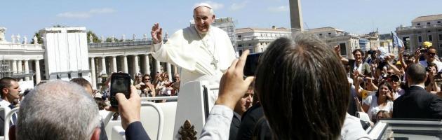 Immigrazione, Papa Francesco: “Superare sospetti e paure. Reciproco aiuto tra i Paesi”