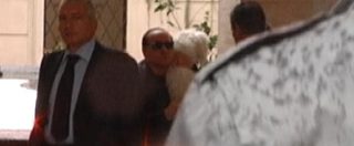 Copertina di Berlusconi arriva a Palazzo Grazioli e scende dalla macchina con Dudù in braccio