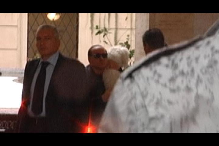 Copertina di Berlusconi arriva a Palazzo Grazioli e scende dalla macchina con Dudù in braccio