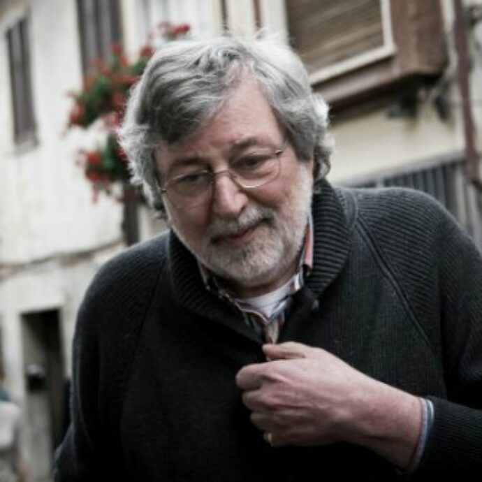 Morto Francesco Guccini: la voce che ha raccontato l’Italia tra osterie, poesia e ribellione. Per oltre quarant’anni ha intrecciato musica, letteratura e impegno civile