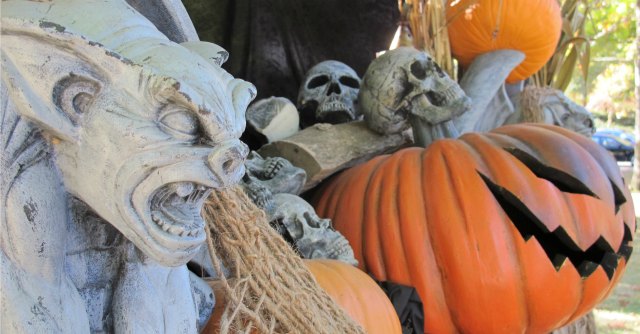 Halloween, il Vescovo fa saltare la festa al Castello di Rossena: “Annullata”