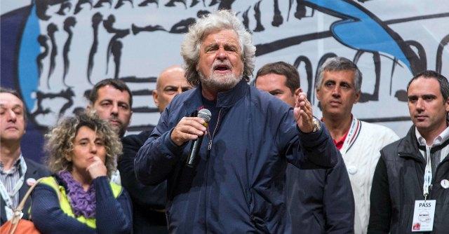 Copertina di Grillo: “Il primo dicembre Vday a Genova”. Renzi: “Basta piazza. Pensi a lavorare”