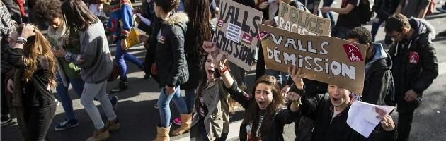 Francia, espulsa ragazzina rom: studenti in piazza. E la sinistra si spacca