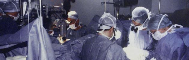 Copertina di Bologna, inchiesta sul neurochirurgo: “Protesi difettose alla spina dorsale”
