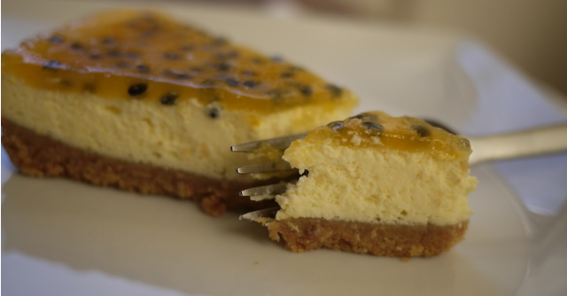 Cheesecake al frutto della passione, la ricetta di Alessia Vicari