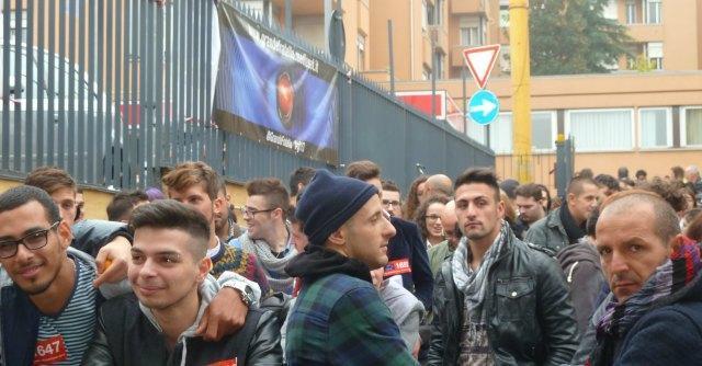 Copertina di Grande fratello, in trecento in fila per i provini a Bologna: “Italia paese di guardoni”
