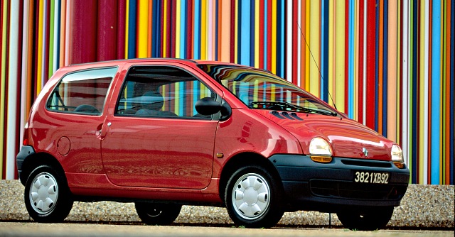 Renault Twingo, la 'cittadina' francese compie vent'anni. Nel 2014 la terza  serie - Il Fatto Quotidiano