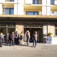 Alcuni familiari delle vittime della strage di Viareggio e lavoratori ferroviari fuori dal convegno sulla sicurezza dei trasporti su rotaia a Firenze