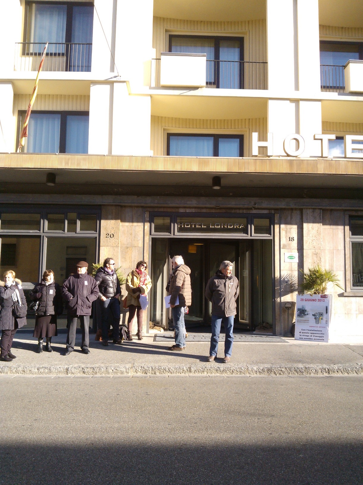 Alcuni familiari delle vittime della strage di Viareggio e lavoratori ferroviari fuori dal convegno sulla sicurezza dei trasporti su rotaia a Firenze