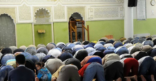 musulmani in preghiera
