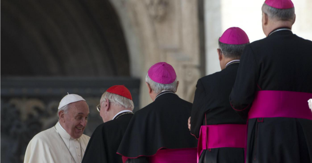 Papa Francesco, pronto un sondaggio tra i fedeli su divorzio e matrimoni gay