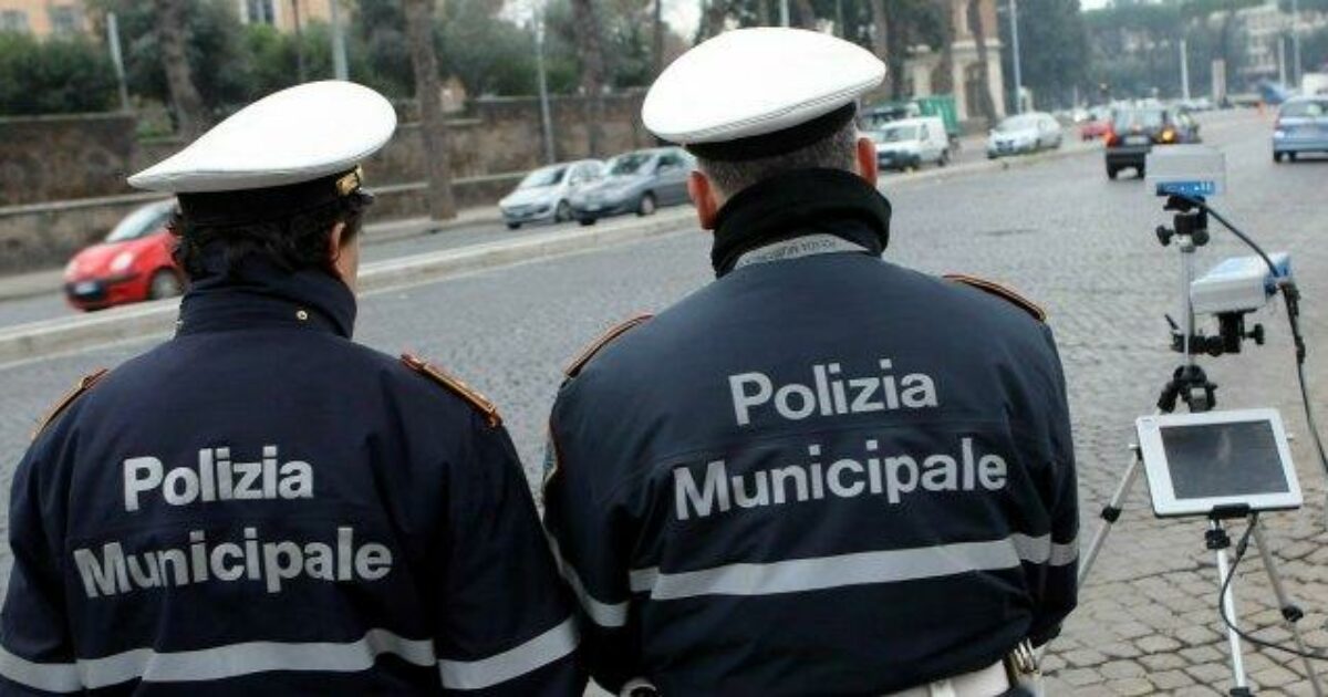 Vigile urbano annulla quasi 300 multe per sé e per la sua famiglia: licenziato Vigile urbano annulla quasi 300 multe per sé e per la sua famiglia: licenziato