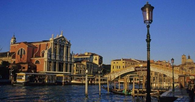 Venezia, il comune rifà i nizioleti ma scoppia la polemica sulla grafia