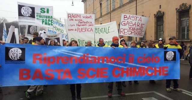 ‘Basta scie chimiche’, oltre 300 persone in corteo a Modena: “Vogliamo spiegazioni”