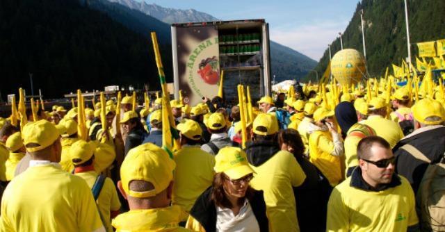 Coldiretti, protesta “invade” il Brennero. Bloccati i tir: “No a falso cibo italiano”