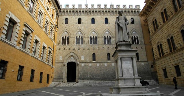 Copertina di Monte Paschi, resa dei conti Fondazione-Profumo. Ma la banca è sul baratro