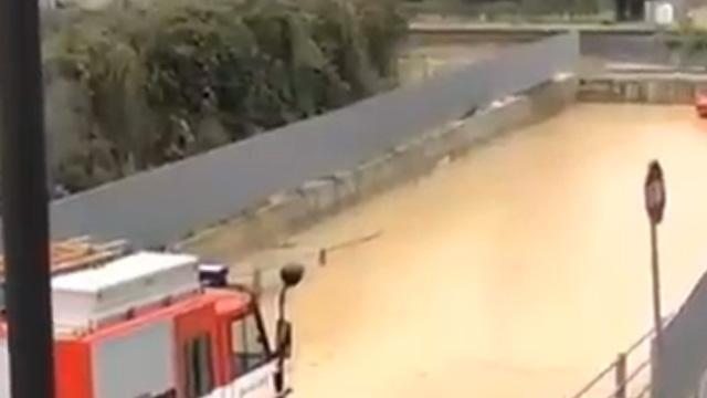 Copertina di Maltempo, donna morta nel sottopasso a Pescara. I pompieri recuperano il corpo