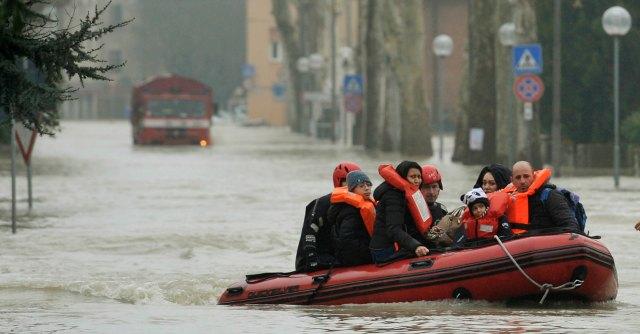 Alluvione Modena, quasi chiusa la falla del Secchia. Si cerca un disperso