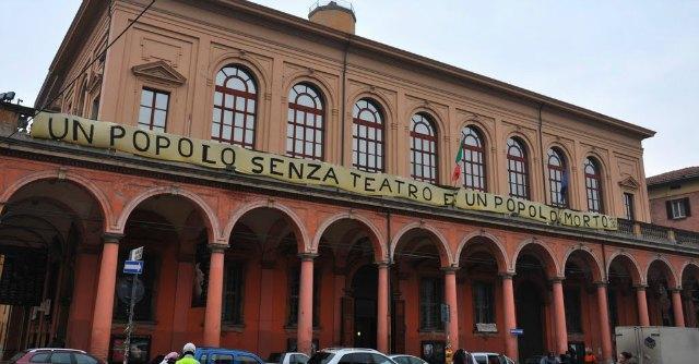 Copertina di Bologna, stagione lirica al via tra proteste e volantinaggi. Cua: “Prezzi inaccessibili”