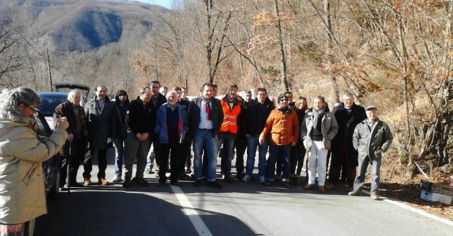 Piacenza, cittadini bloccano la statale 45: “Su questa strada si rischia la vita”