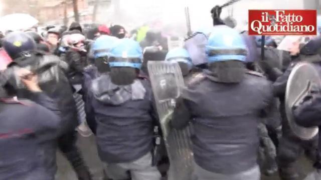 Copertina di Milano, convegno neofascista in Ateneo. Polizia carica contestatori