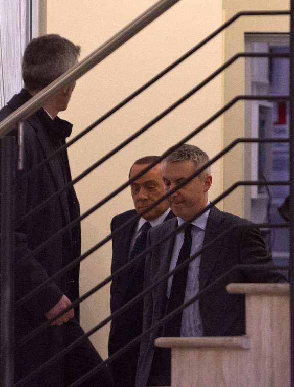 Berlusconi accolto nella sede del Pd dal portavoce del partito Lorenzo Guerini