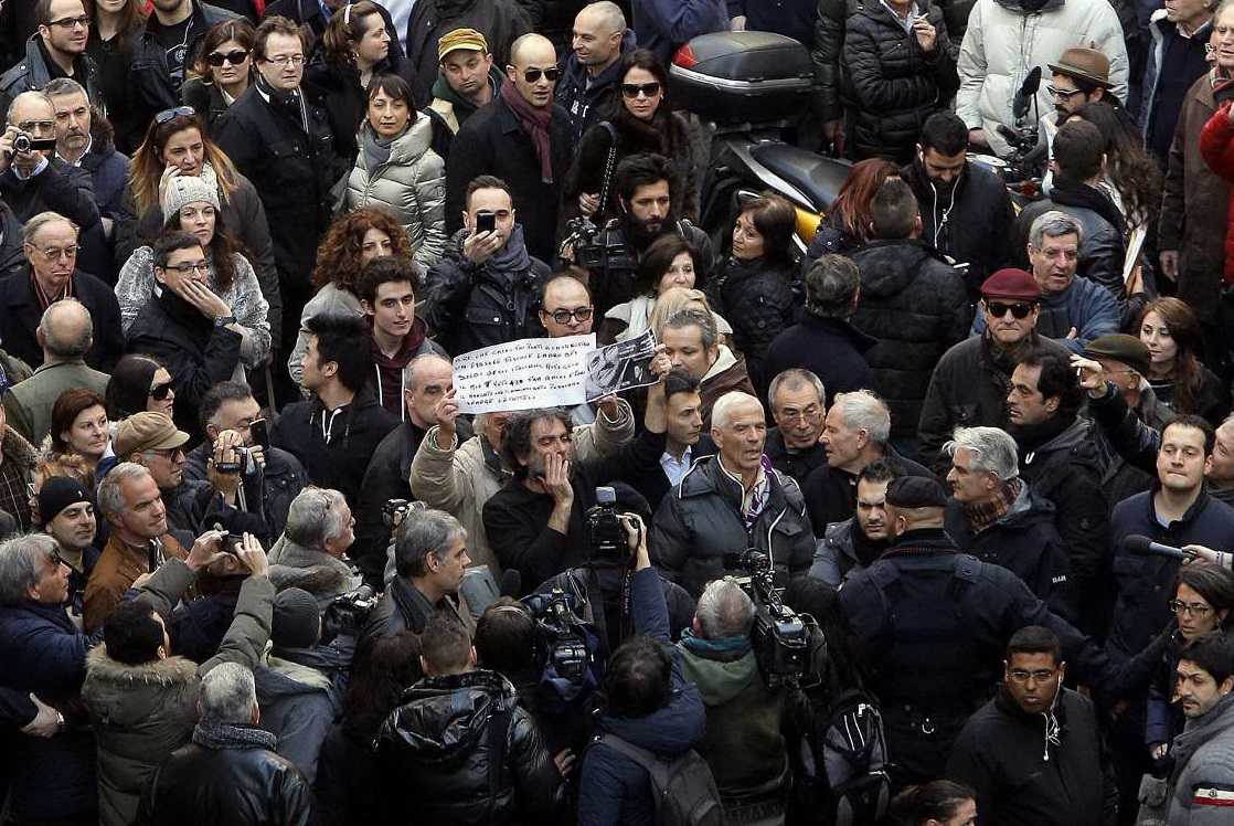 Folla di manifestanti in largo S. Andrea delle Fratte per contestare l’incontro tra Renzi e Berlusconi