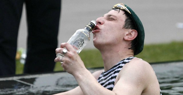 “L’abuso di vodka uccide il 25% degli uomini in Russia prima dei 55 anni”