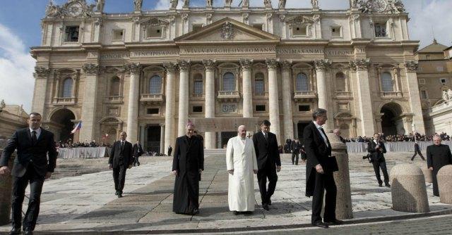 Copertina di Papa Francesco, spending review con le commissioni su Ior e finanza vaticana