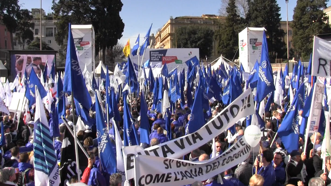 Copertina di Presidio dei piccoli imprenditori: “Stritolati dalle tasse. Renzi ci convochi”