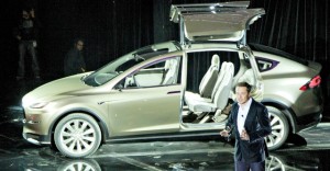 Elon Musk con la Tesla Model X 2012