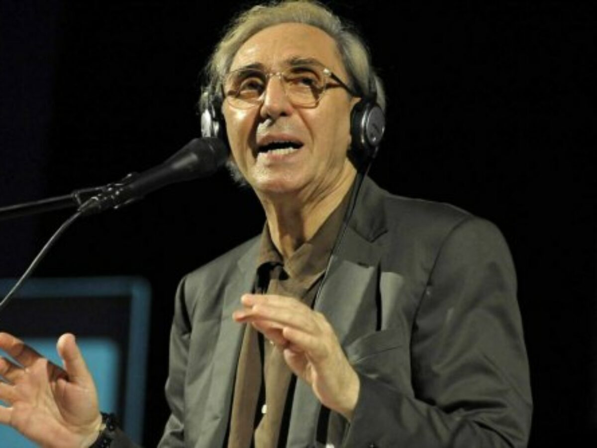 Franco Battiato avrebbe compiuto 80 anni: “Non voglio sentirmi intelligente guardando dei cretini in tv, voglio sentirmi cretino guardando persone intelligenti”