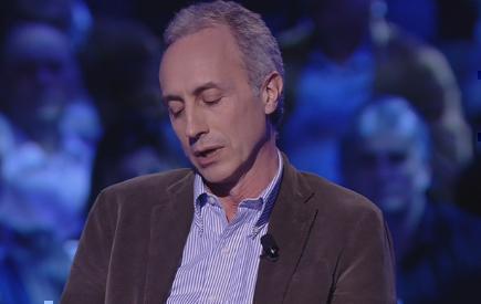 Copertina di Servizio Pubblico, Travaglio: “Berlusconi in un altro Paese sarebbe in carcere”