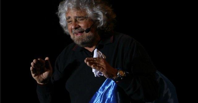 “Te la do io l’Europa”, Grillo a Milano: “De Benedetti? Stop menzogne o vado da lui”