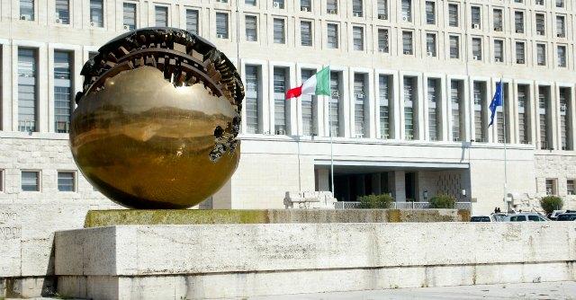 Copertina di Ambasciate, la spending review non tocca la Farnesina: bando per 35 diplomatici
