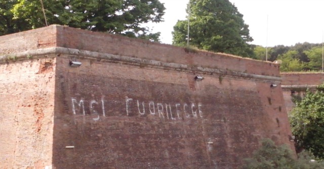 25 aprile, “Msi fuorilegge”: a Livorno la scritta resiste da 40 anni (sul monumento)