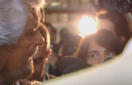 Copertina di Servizio Pubblico, Grillo: “Serve il reddito di cittadinanza”