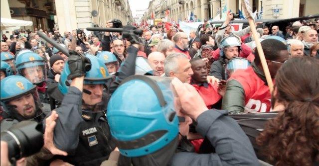 Primo Maggio, tensioni e scontri a Torino tra manifestanti e forze dell’ordine