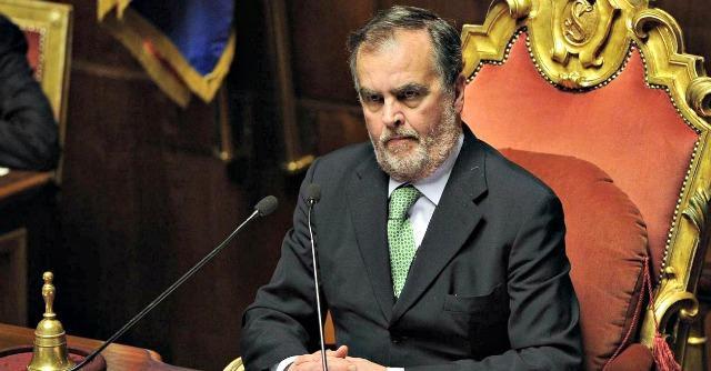 Dl Lavoro, i senatori M5s si ammanettano in Aula. Calderoli: “Posso farvi arrestare”