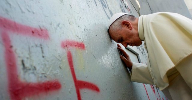 Copertina di Terra santa, Papa Francesco: “Offro la mia casa per incontro tra Mazen e Peres”