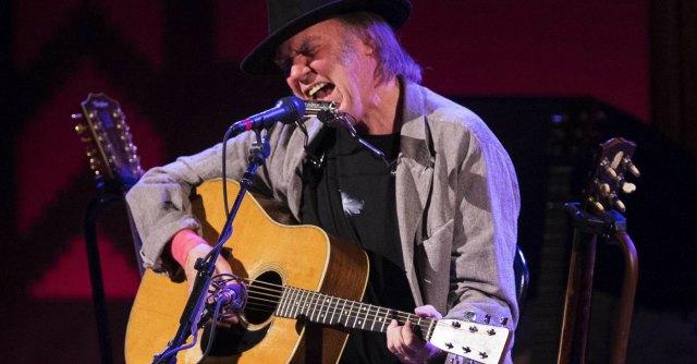 Neil Young, ascolta in streaming su ilfatto.it il nuovo disco “A Letter Home”