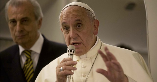 Copertina di Papa Francesco: “Corrotti e fabbricanti di armi dovranno render conto a Dio”