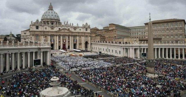 Copertina di Il Vaticano avverte i dipendenti: “Non andate a messa? Vi tagliamo lo stipendio”