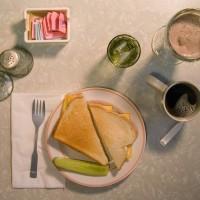 “Quando sono fuori da qualche parte, di solito mangio un panino al formaggio svizzero e un latte al malto…”